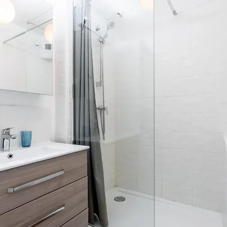 Fully-equipped App With Balcony Near Train Station Apartment *