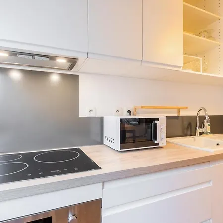 Fully-equipped App With Balcony Near Train Station Apartment